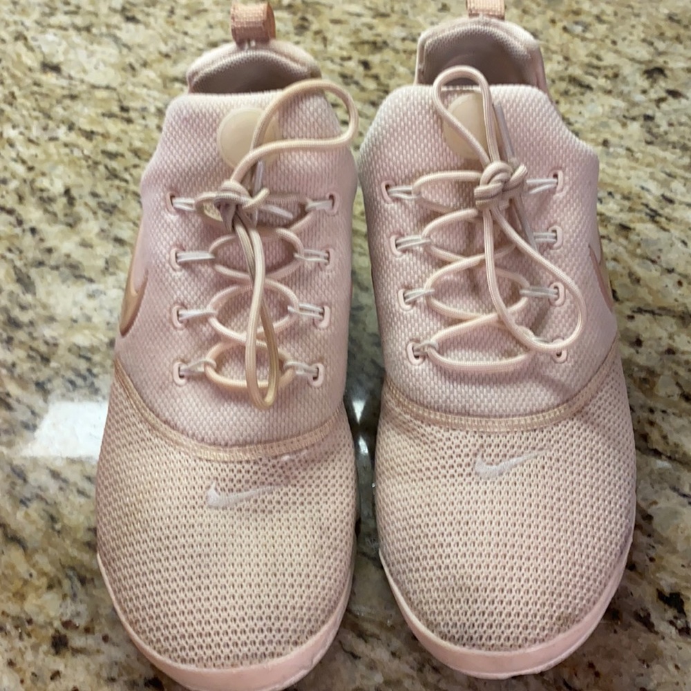 GUC Nike flyknit soft neutral dusty pink.